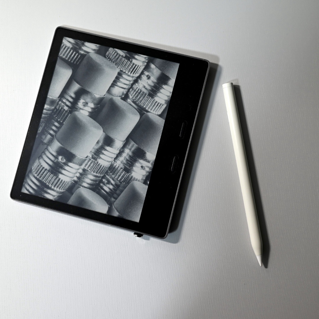 Kindle Oasis の魅力と欠点を徹底！ 使い心地やオプションをレビュー