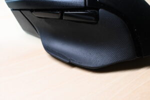 ※3年間愛用した Razer Basilisk V3。しかし、親指を置く部分のゴムが劣化し、ヒビが入ってしまった。